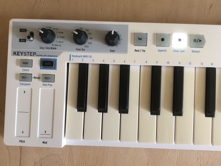 Продам midi-клавиатуру Arturia Keystep 32.