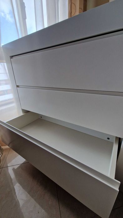 Cómoda Trama branca moderna e em óptimo estado