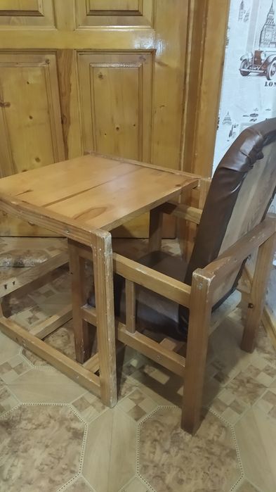 Продам дитяче крісло зі столиком, з дерева