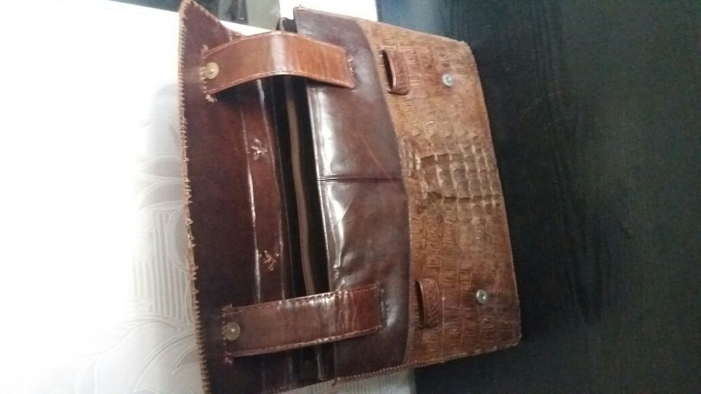 Портфель из кожи крокодила