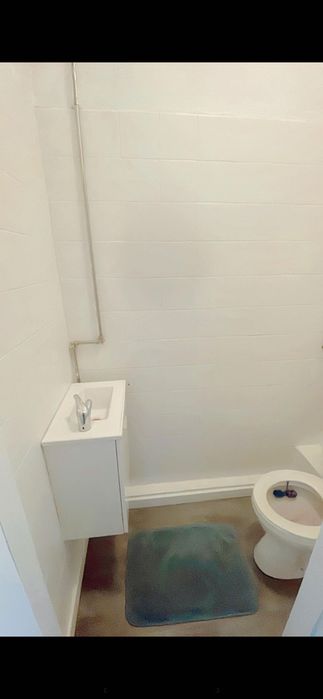 Quarto para casal ou 2 pessoa num t2 casa remodelada com 2 casas de banho ambiente bom e casa organizado