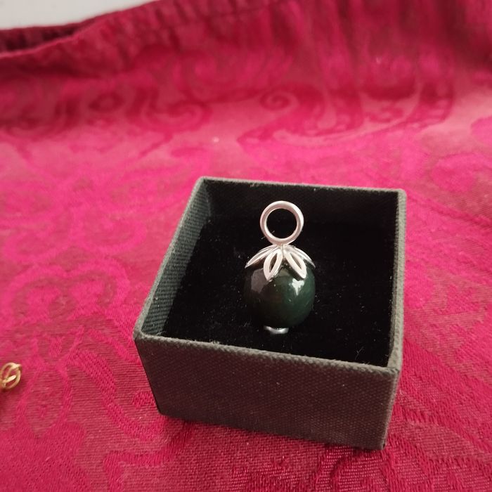 Кулони срібло золото нефрит браслети янтарь