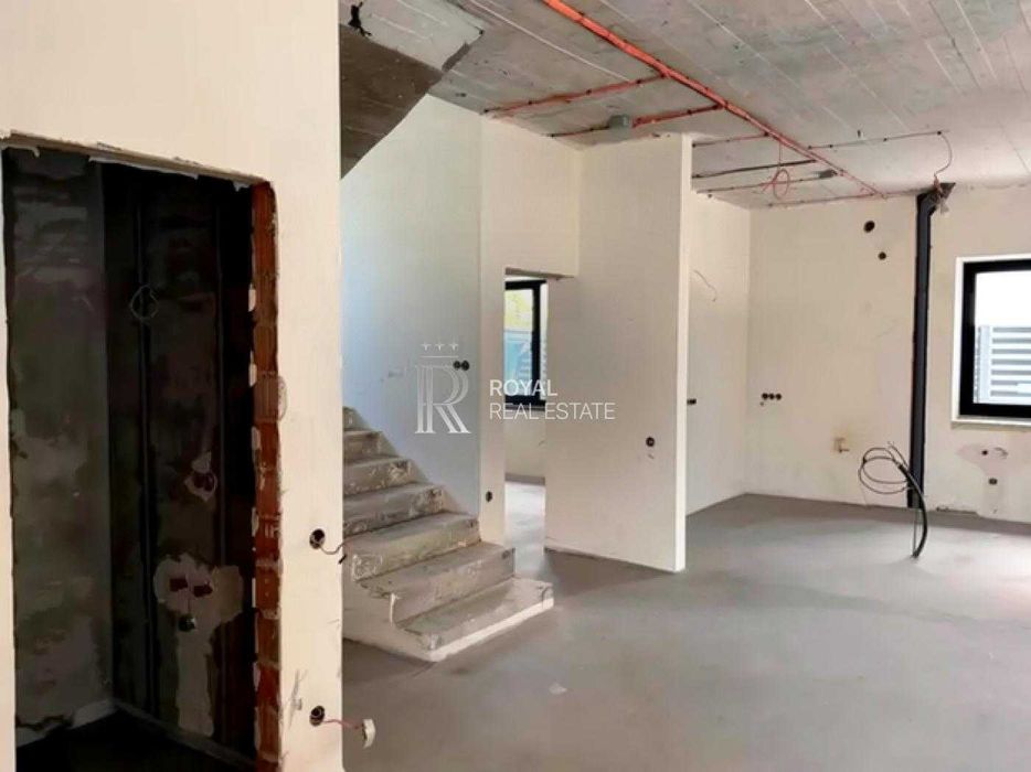 Продаж Будинок Київ Голосіївський район вул. Малокитаївська 300 м² 4 спальні Ділянка 5 соток Газ Гараж Підвал 20 кВт Під чистове оздоблення