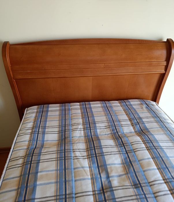 Cama de Cerejeira com colchão e estrado de solteiro