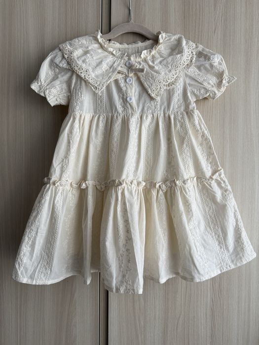 Сукня для дівчинки молочного кольору з коміром 98 розмір