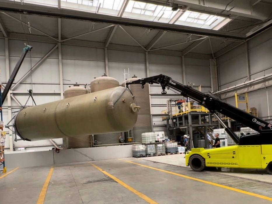 Rekokacje maszyn i zbiorników - kompaktowy żuraw elektryczny 18 TON