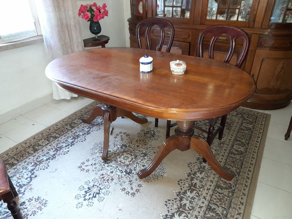 Mesa em madeira de castanho