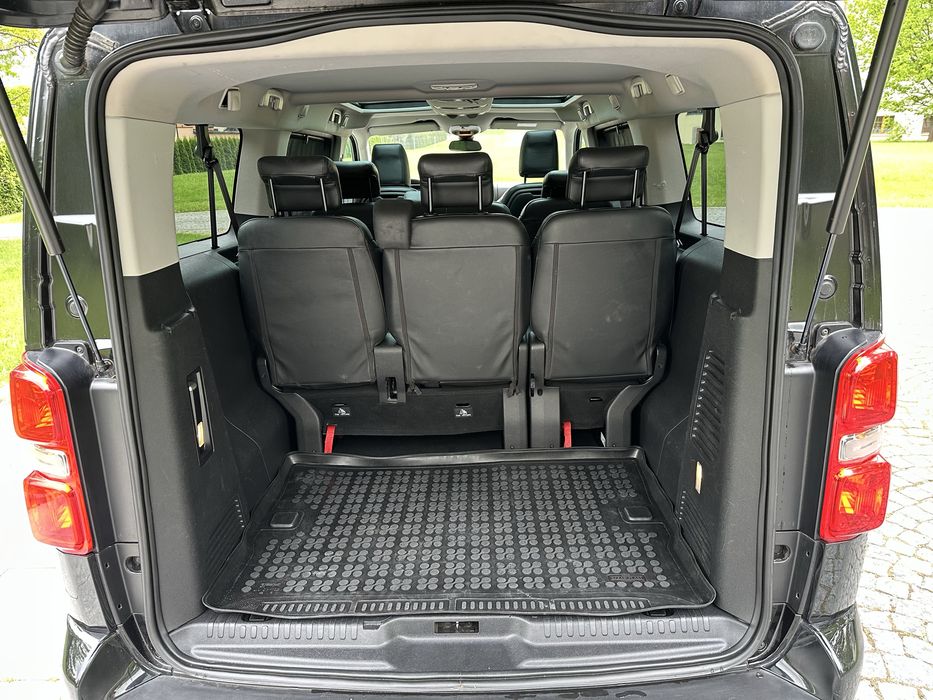 Wynajem Toyota ProAce  Wersja VIP 8-osobowa Extra Long