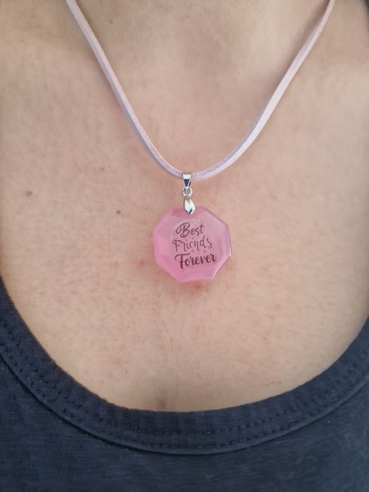 Colares em resina personalizados