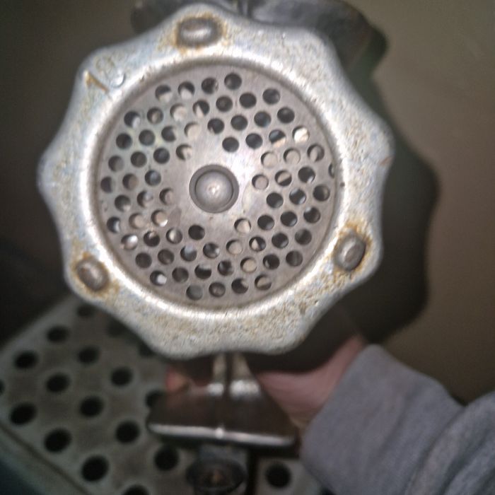 Duza rėczna maszynka do mienia miesa z czasow  prlu