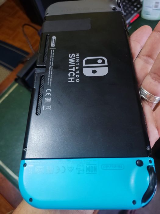 Consola Nintendo Switch em ótimo estado, com todos os acessórios.

- Inclui base de carregamento.
- Joy-Cons nas cores azul e cinza.
- Ca