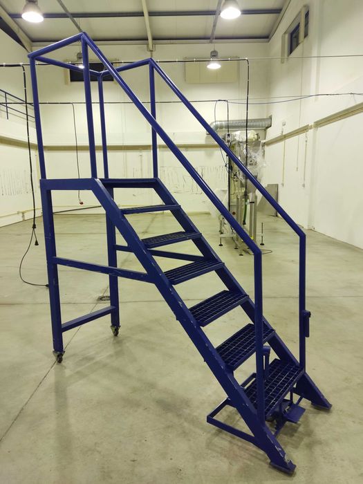 Escada de plataforma móvel em ferro – seminova