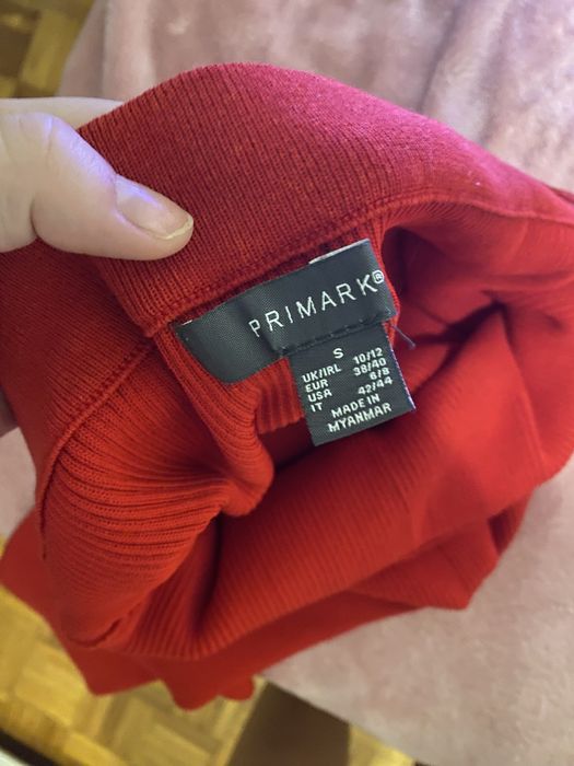 Saia vermelha com racha