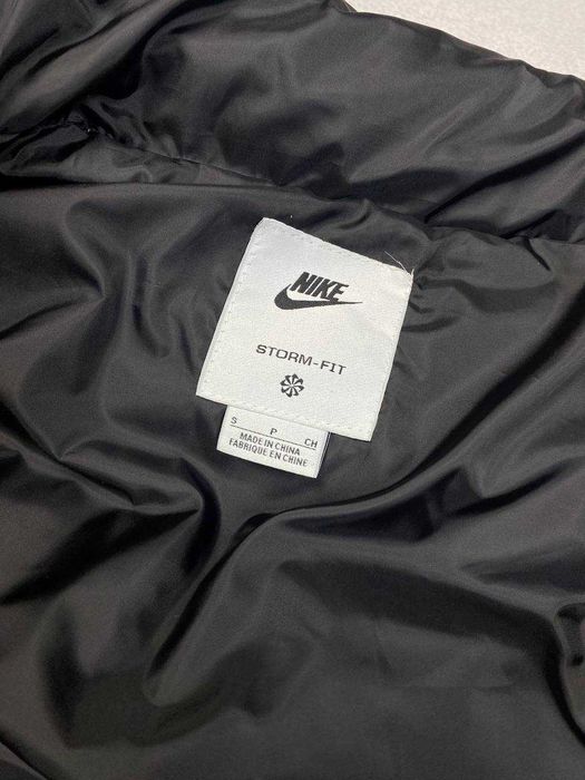 Жилетка Nike Storm Fit чорна