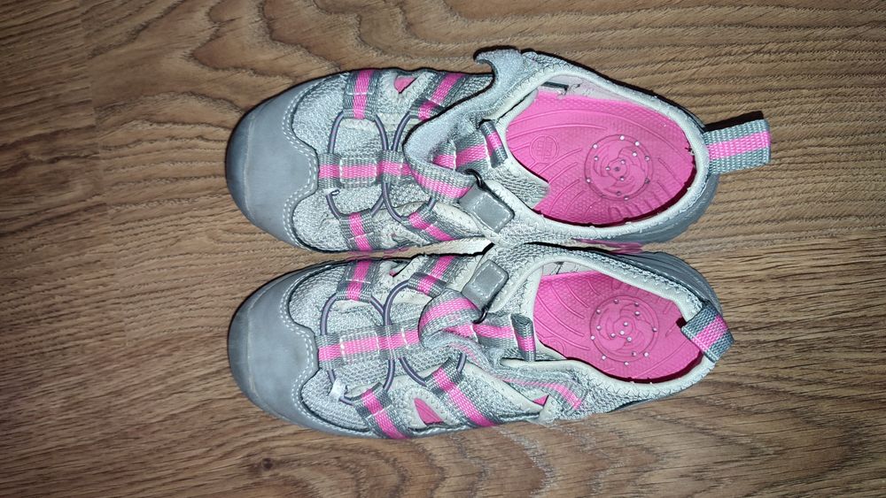 Дитячі сандалі для дівчини