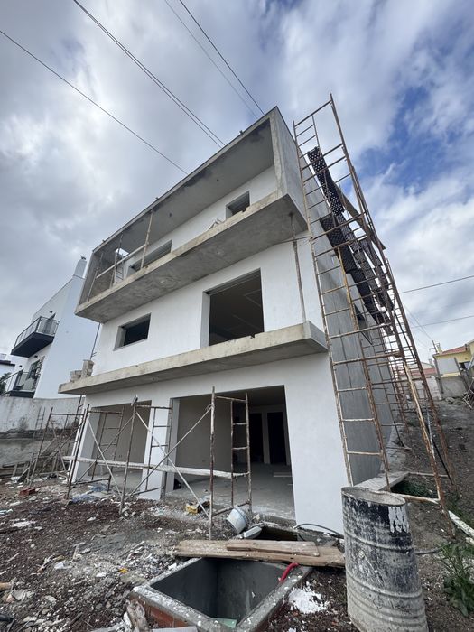 Moderna Moradia T3+1 (3 Pisos) em Construção vendida no estado em que se encontra – Encosta do Mourigo, Famões