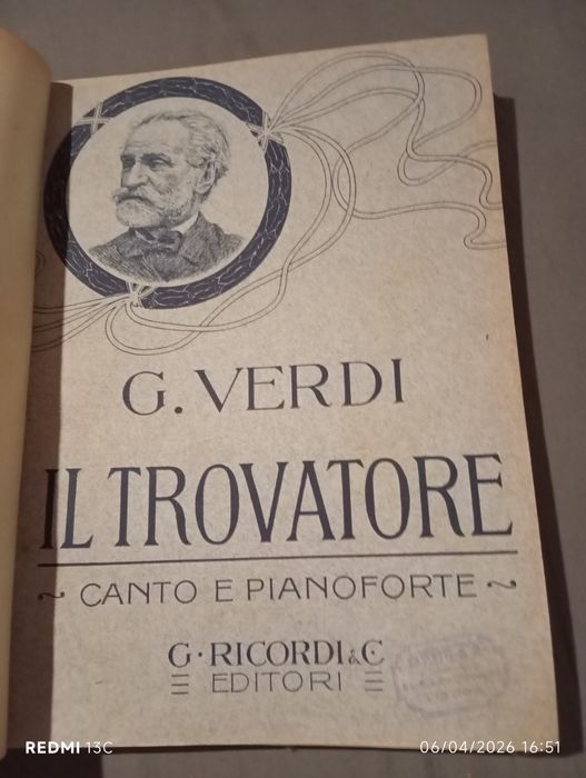 Livro com as partituras da Traviata de Verdi
