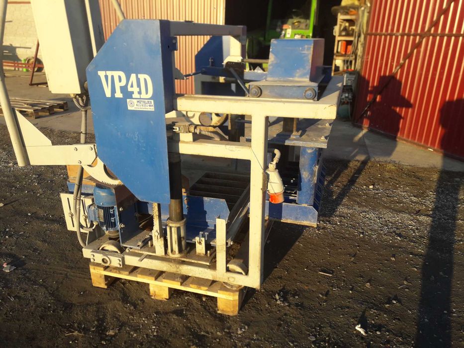 Wibroprasa VP4D z napędem i formą do bloczków betonowych