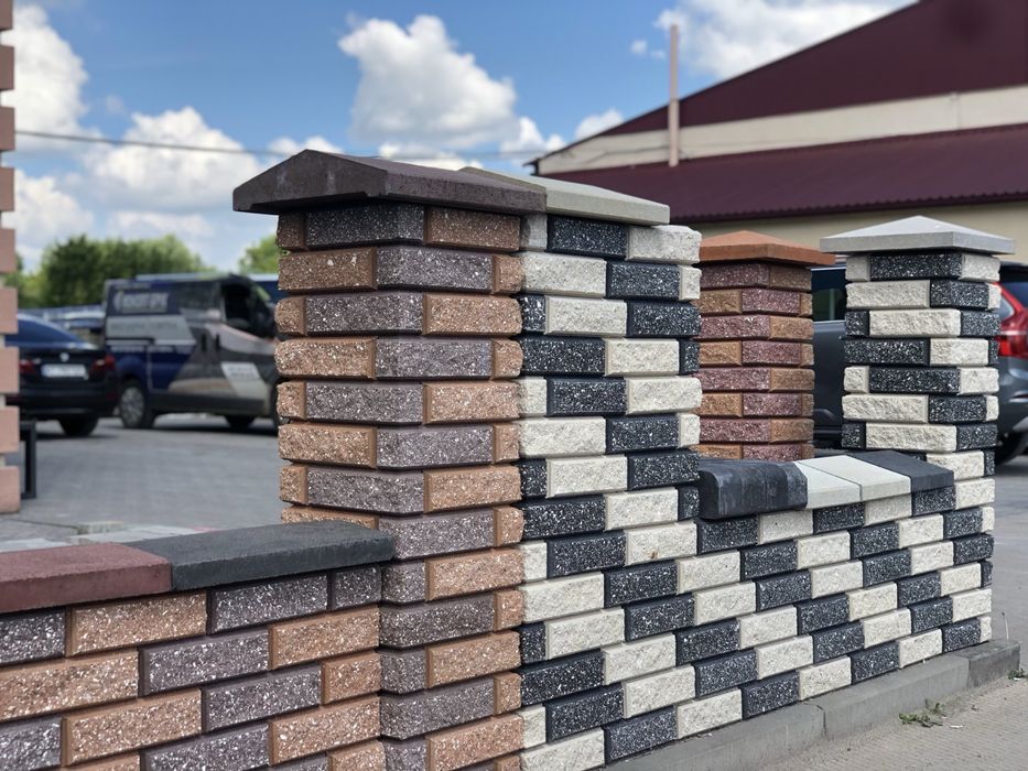 Цегла рвана Кая на паркан