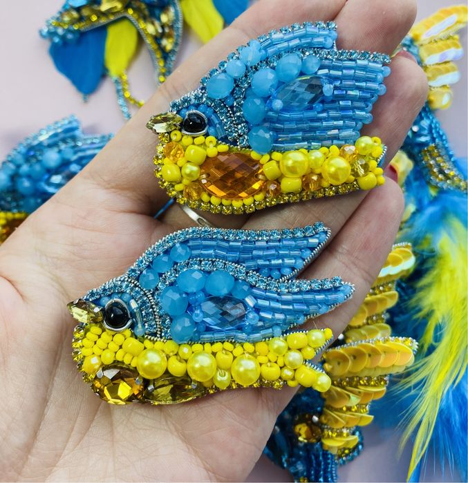 Патріотична брошка пташка голуб/брошка з бісеру блакитно-жовта/брошь