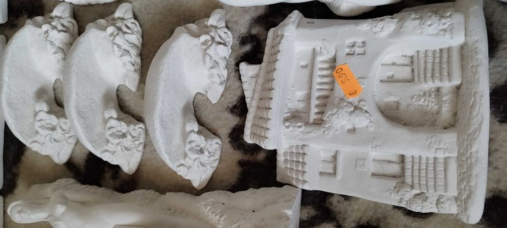 Estatuas religiosas feitas de gesso