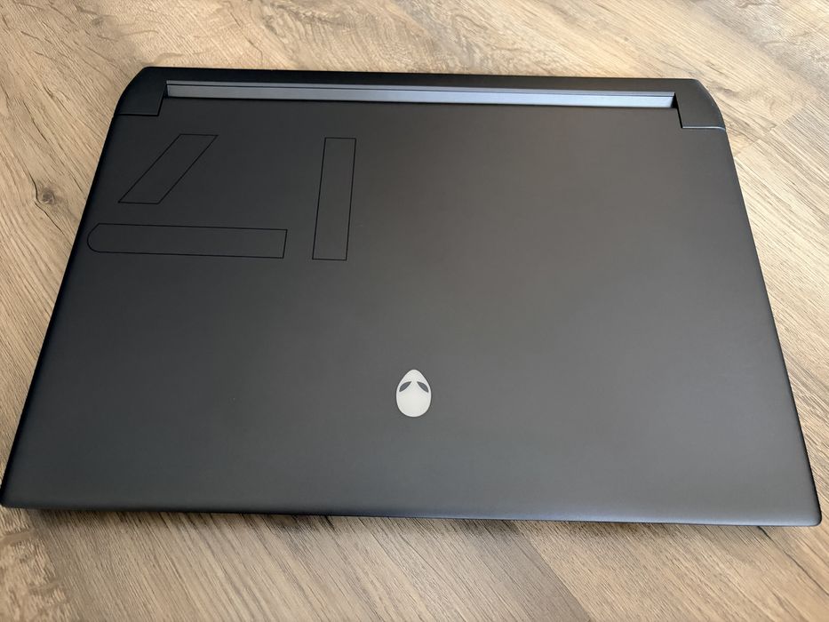 Dell Alienware 17 r5 AMD 6900HX  Radeon 6850M 12GB DDR 32GB SSD 1Tb