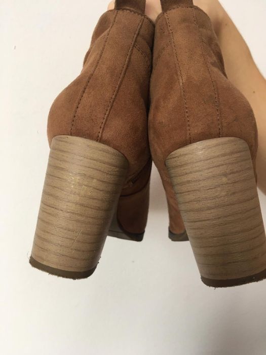 Brązowe botki na obcasie obcasy 39 Bershka zamszowe beżowe buty