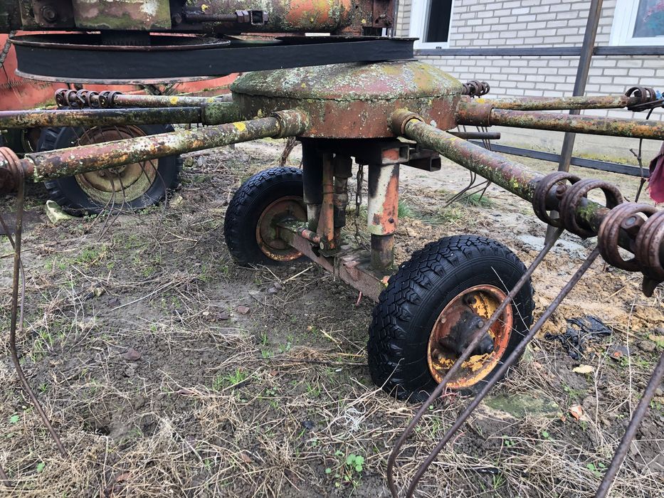 Продаєця картопле копалка