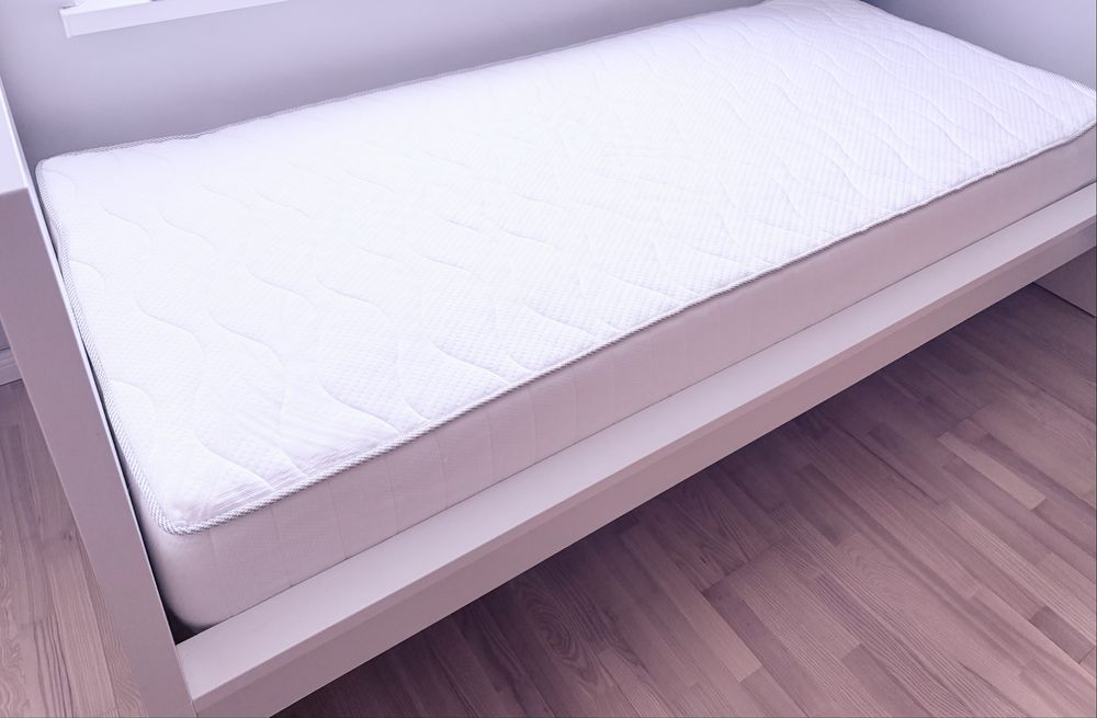 Sprzedam łozko Malm 90x200 z materacem