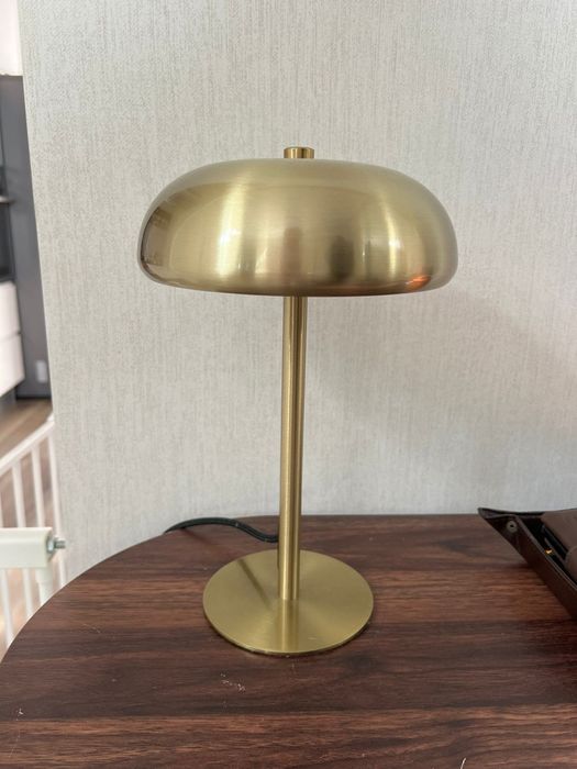 Candeeiro de mesa dourado