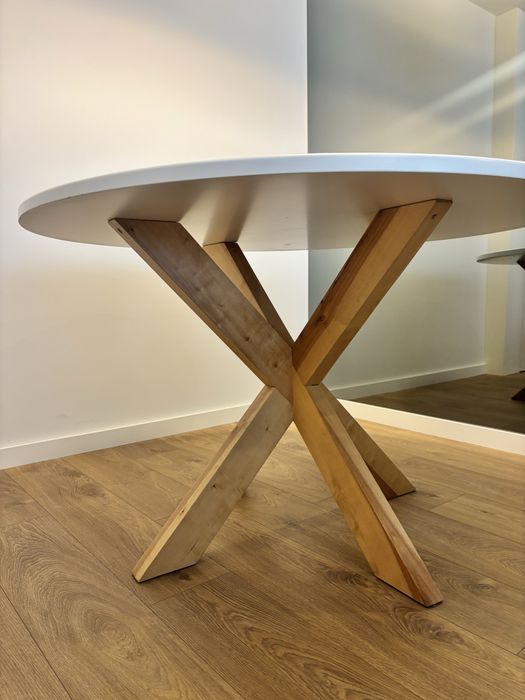 Mesa jantar redonda com cadeiras