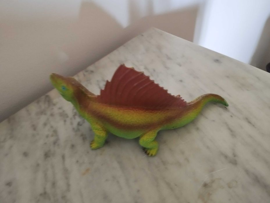 Dinossauros de brinquedo.