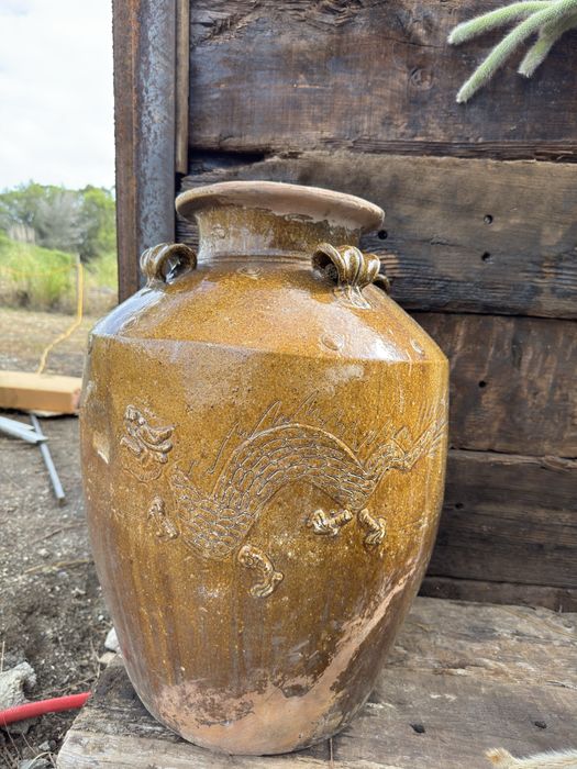 Grande talha Martaban / storage jar Grés vidrado castanho Provável Sudeste Asiático ou sul da China Data provável: século XVIII–XIX