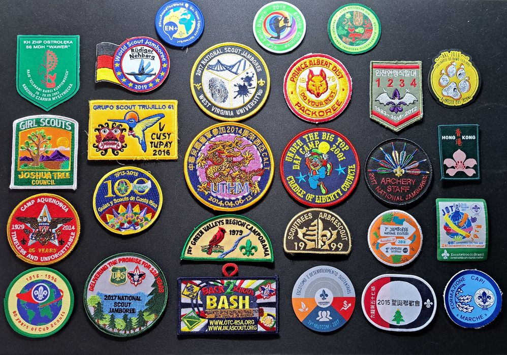 Diversos emblemas escutistas estrangeiros