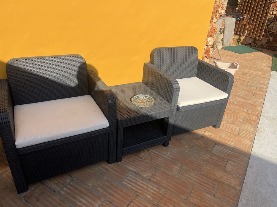 Sofás e mesa de apoio de exterior