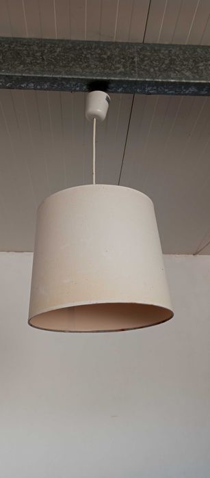 Candeeiros de teto em bom estado.