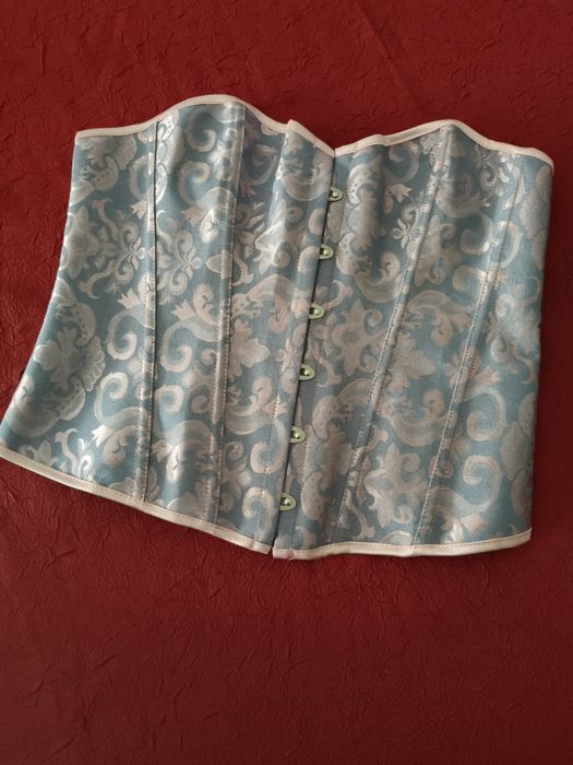 Corpete lilás e rosa