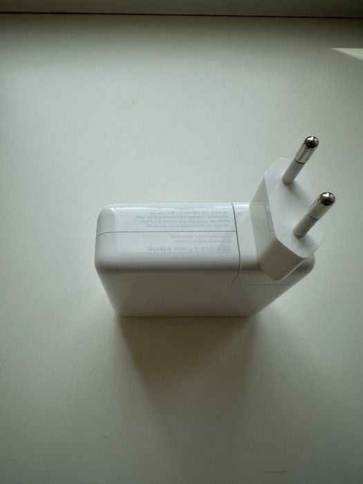 Оригінальний блок живлення Apple.