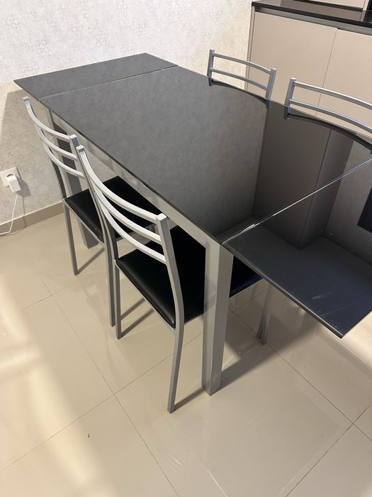 Mesa de vidro (70x110) extensível com 4 cadeiras