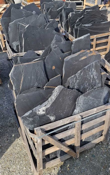 Czarny łupek kamień naturalny duże nieregularne płyty kamienne