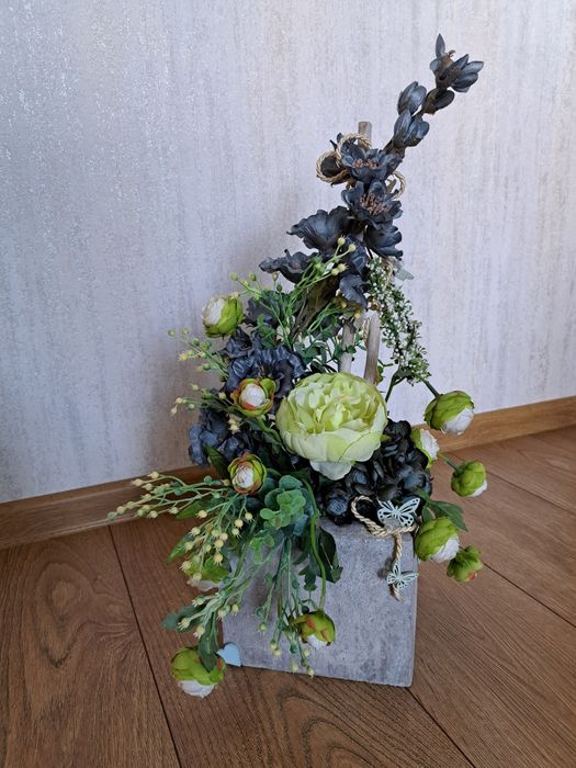 Kompozycja kwiatowa sztuczna