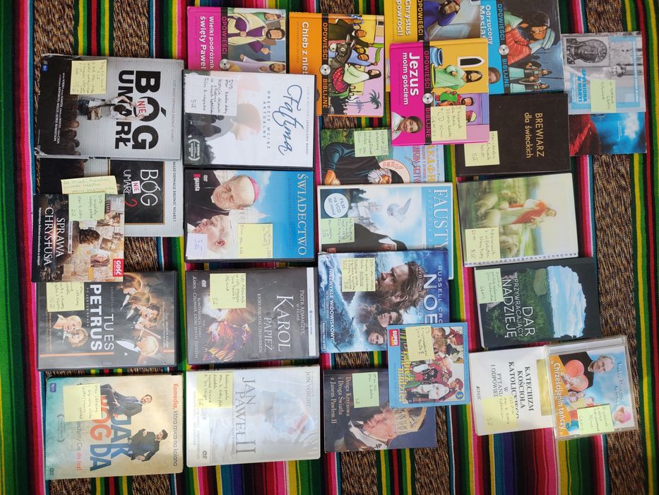25 chrześcijańskie: 11 DVD ,10 CD i 4 ksiazki