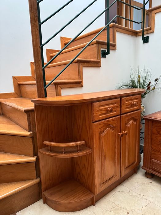 Móvel rústico em madeira maciça – com gavetas e portas entalhadas