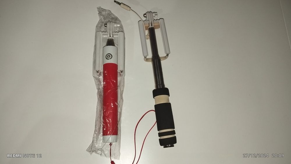 2 selfie sticks. Um como novo