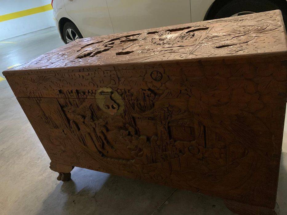 Baú Africano trabalhado á mão