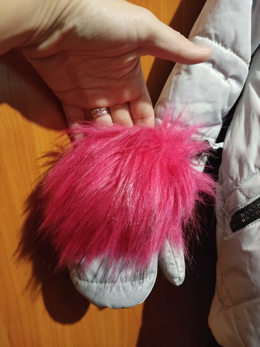 Продам дитячу зимову курточку з оригінальними рукавичками
