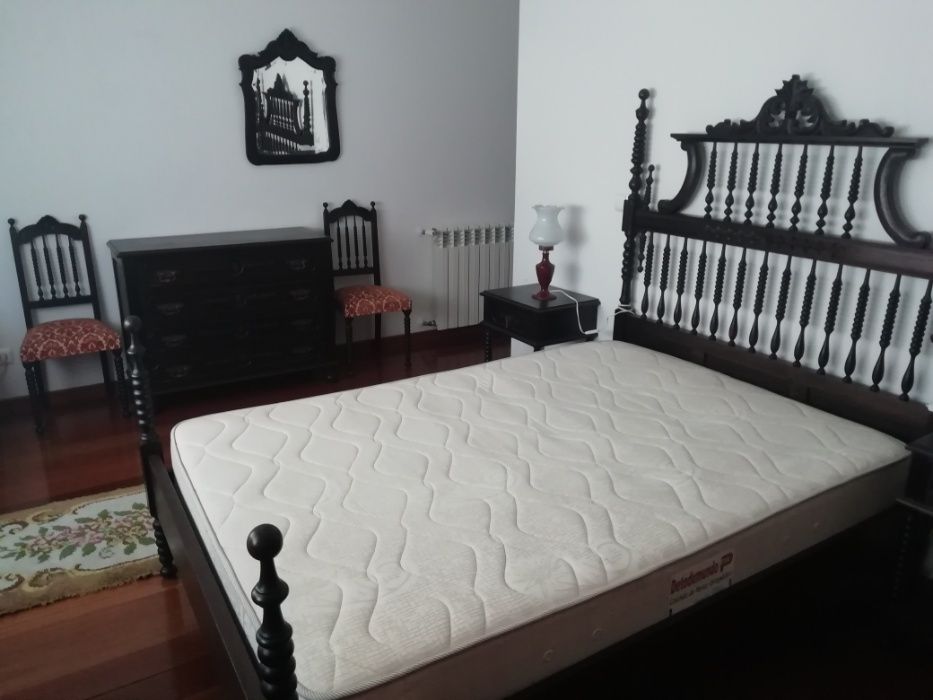 Quarto de Casal Clássico em Mogno – Estado Impecável