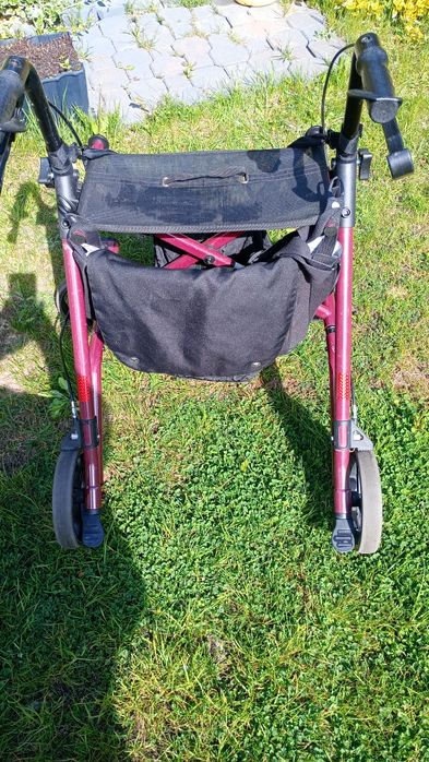 Sprzedam  mało używany chodzik z siedziskiem