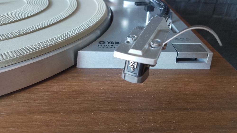 Gramofon Yamaha YP211