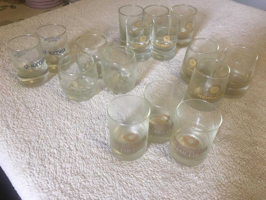 Набор стаканов на подставке чашки рюмки стопочки бокалы